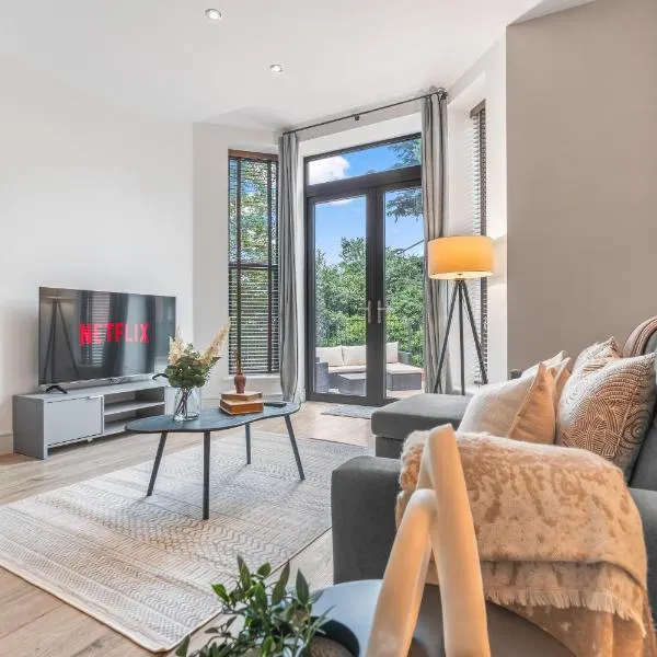 Luxury 2 Bed Terraced Apartment In Slough, hotel en Slough