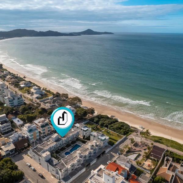 Condomínio com piscina e saída direta para a praia