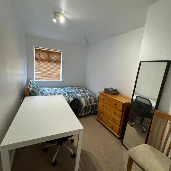 Nice short stay room in Coventry city center, hotel di Parkside