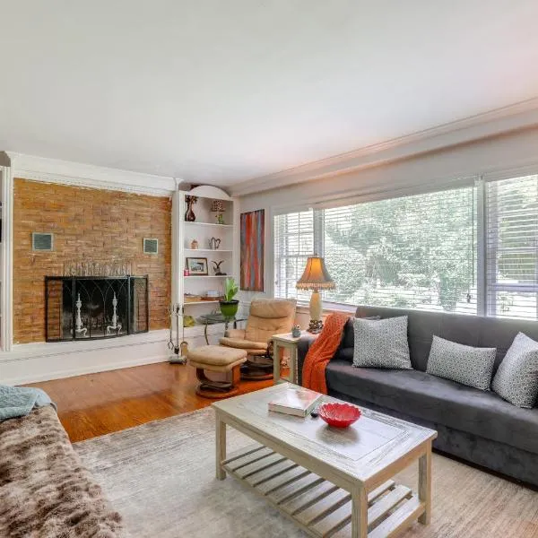 Walk to Restaurants New Hope Home with Deck and Yard!, hôtel à New Hope