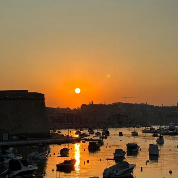 Front Row Seafront House with Dreamy Valletta and Harbour Sunset Views, hotel in Kalkara