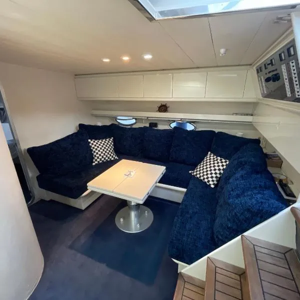 Location bateau à quai, hotel en Cogolin
