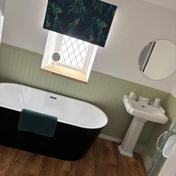 Spacious 3-Bedroom Home in Town Sleeps 5, Free Parking, hotel in Guisborough