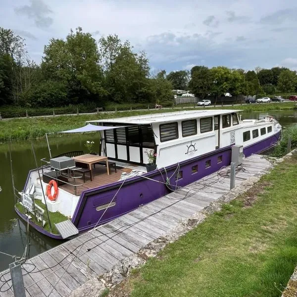 Nuit insolite à bord d'une péniche, 6 personnes, ξενοδοχείο σε Bergues
