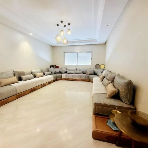 Cozy Room with Private Bathroom and Balcony, hotel in Casablanca