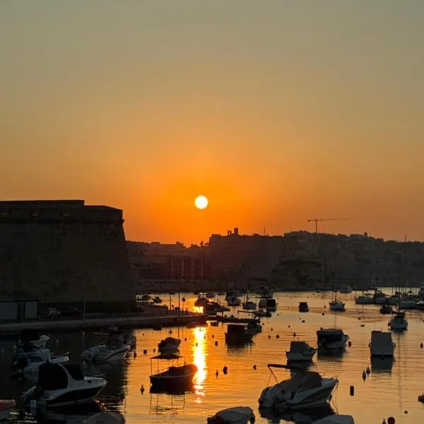 Front Row Malta - Your Grand Harbour Home with Rooftop Terrace & Views of Valletta, hotel v destinaci Kalkara