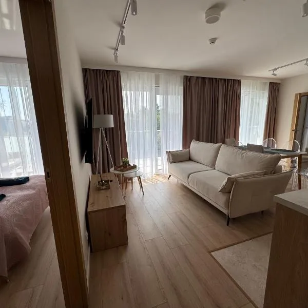 4SUMMER Golden Dune - Parking, przestronne mieszkanie 50m2, cały apartament do dyspozycji, duży taras z pięknym zachodem słońca Parkplatz, geräumige Wohnung mit 50 m2, ganzes Apartment zur Verfügung, große Terrasse mit wunderschönem Sonnenuntergang, hotel in Kołobrzeg