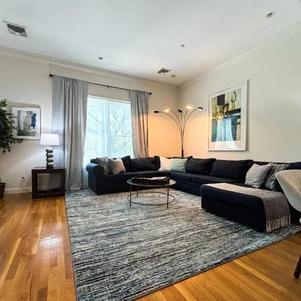 Modern Townhome,boston Vacation,2 Bath,pkg,deck, hotel in Brookline