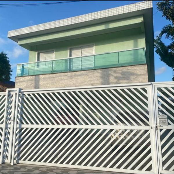Casa de condomínio com Sacada e Vaga, 900m do mar