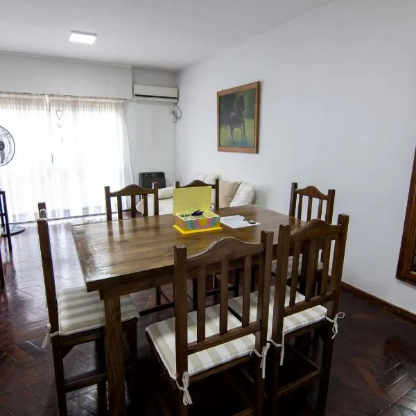 Departamento Centrico Temporario San Nicolás con Cochera, hotel in San Nicolás de los Arroyos