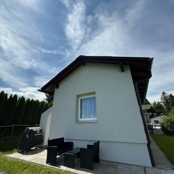 Ferienhaus Rafaela mit Privatstrand, готель у місті Ledenitzen