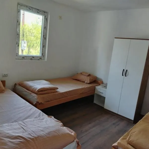 Смештај Вероника и Симона, hotel in Glogovica