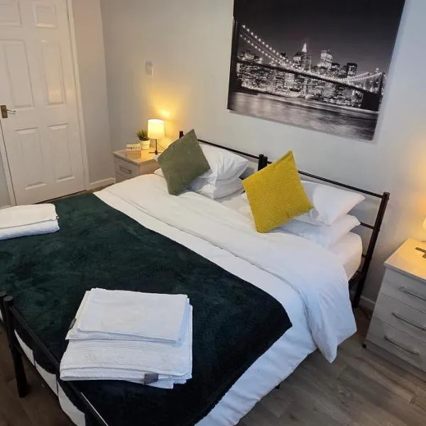 4 Bedroom Flat - Sleeps 5 - Free Parking & Wifi - Warwickshire, hotel in Warwick