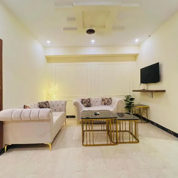 The Green Edge Family - 2 Bed Full Apartment - E11 - ISLAMABAD, khách sạn ở Islamabad