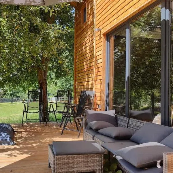 TinyHousebeiDresden unser größtes winziges Häuschen für bis zu 7 Personen, Kaminofen, große Terrasse - Nähe Sächsische Schweiz - Von Juni - September Mindestmietzeit 1 Woche Sa-Sa, hotel in Großharthau