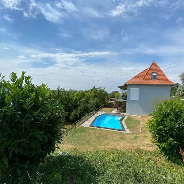 Ravenswood Cottage, hotel in Balatonfůzfő