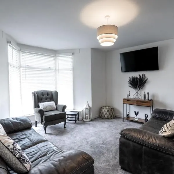 Stadium View 5-Bed Retreat + Parking, hotel in Swansea