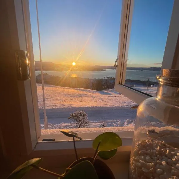 Cozy older house in scenic surroundings, hotel in Stord