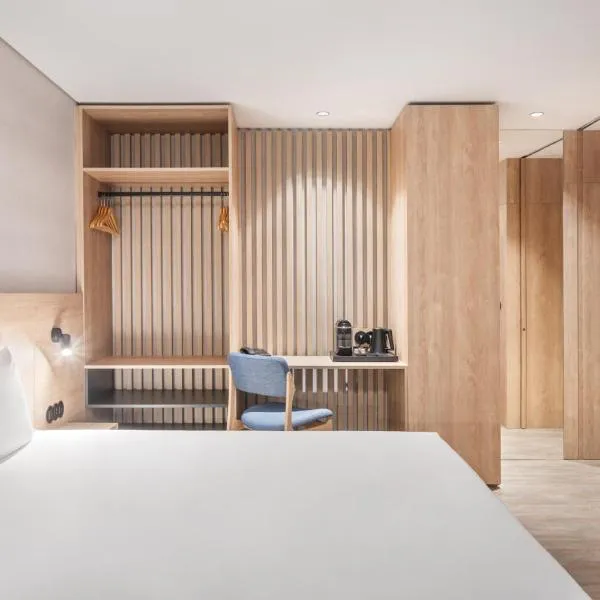 Moov Apartments Boavista, hotel in Porto