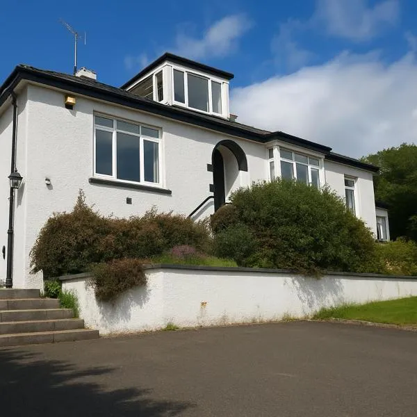Luxury 4-Bedroom 2 Bathroom Private Vila, hotel in Loanhead