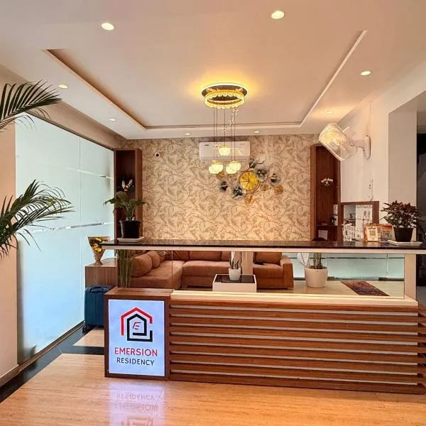 Hotel Emersion Residency, hotel em Jāmb