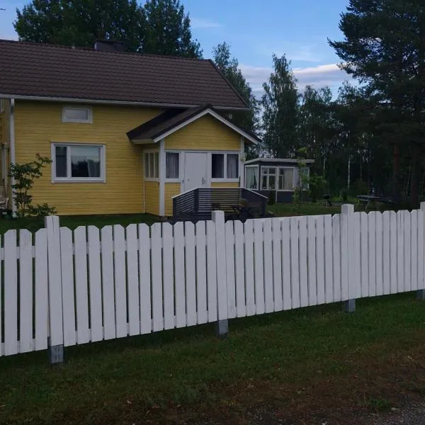 Talo järven rannalla, hotel in Reisjärvi