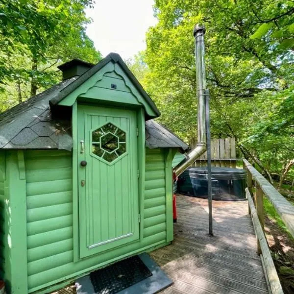 Woodland Cabin with Private Hot Tub, hotel in Barmouth