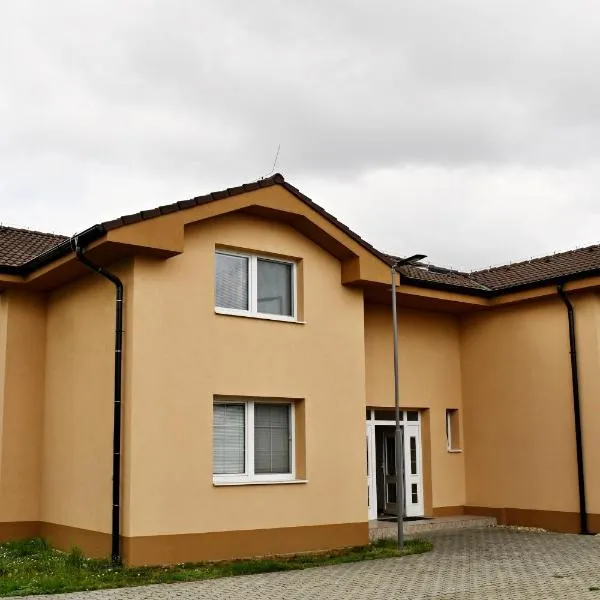 Kováč Apartments、Vrábleのホテル