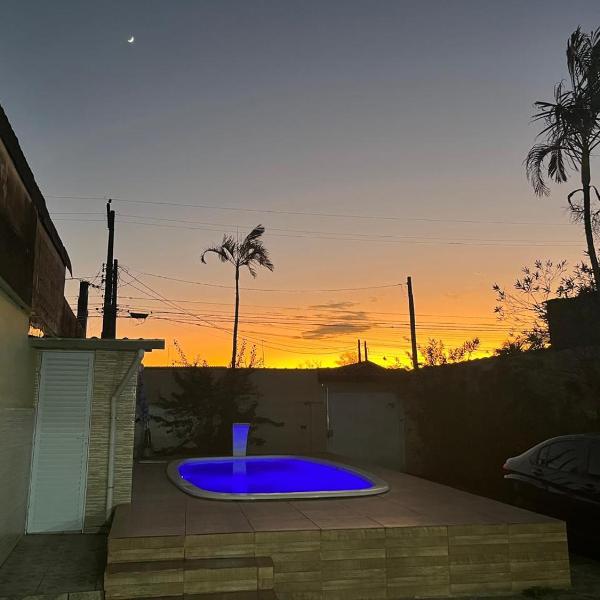 Casa com piscina de 7m x 3,5m com garagem, quintal e jardim em Mongaguá