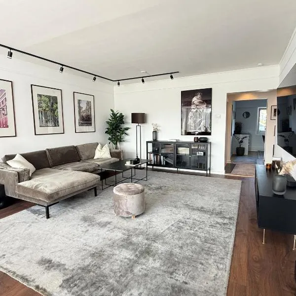 Modern flat overlooking Oslo, hotel in Oslo
