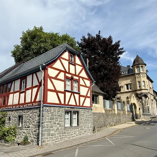 Fachwerkhaus Rosengärtchen by Vulkaneifel-Chalets, hotel in Kottenheim