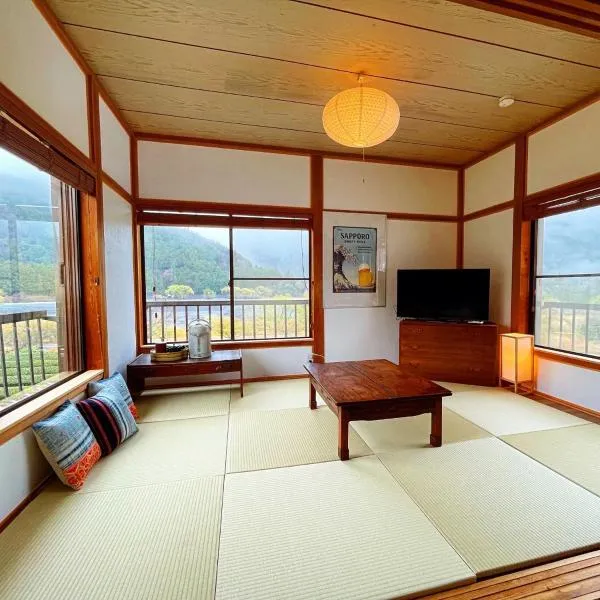 一棟貸し宿 Kanata Riverview House, hotel di Kawanehon