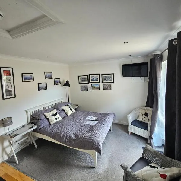 Modern immaculate studio with AC & parking, outside the CAZ, hotel in Bristol