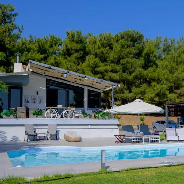 Mytilini luxury pool VILLA AMIKA, hotelli kohteessa Mytilini