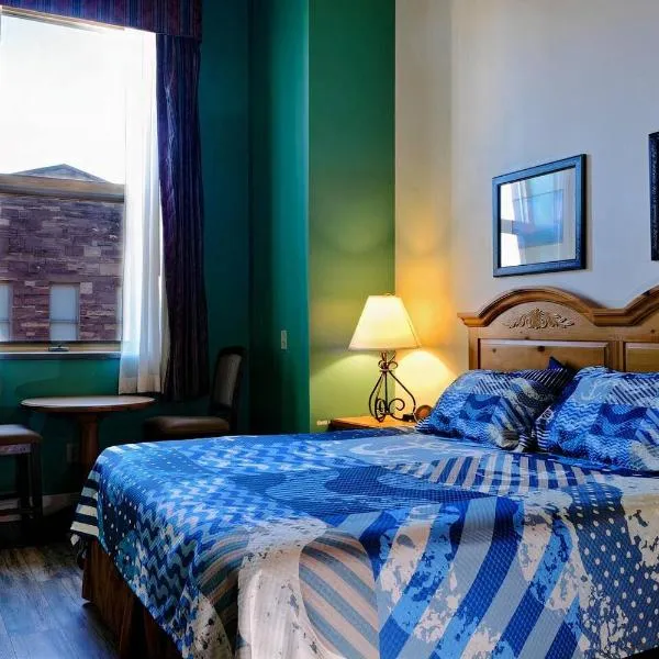 Comfy 2BR condo w workspace, khách sạn ở Duluth