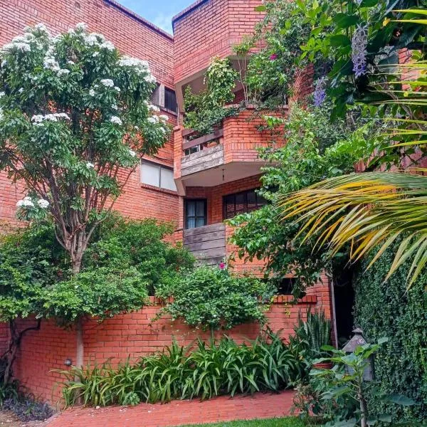 DEPARTAMENTO UNA HABITACIÓN con BALCON La Boheme Garden, hotel in Santa Cruz de la Sierra