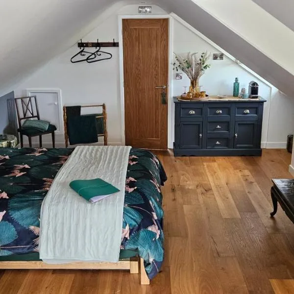 White Cottage Loft, hotel in Newtown Limford