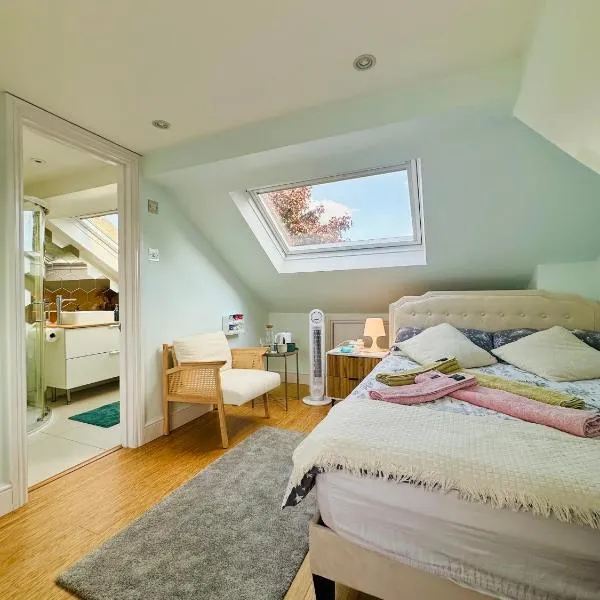 Large Double Room with Private Bathroom West Zone 3 Free Parking, hotel in London