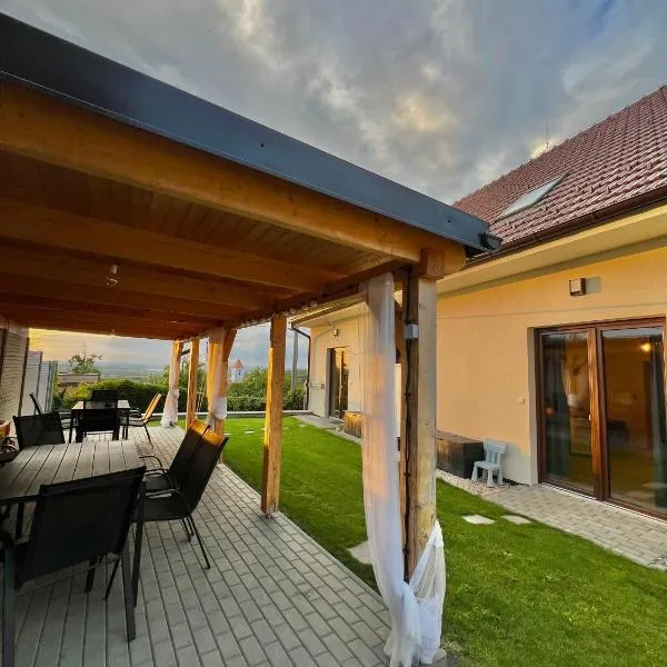 Ubytování Pálava Perná، فندق في بيرناي