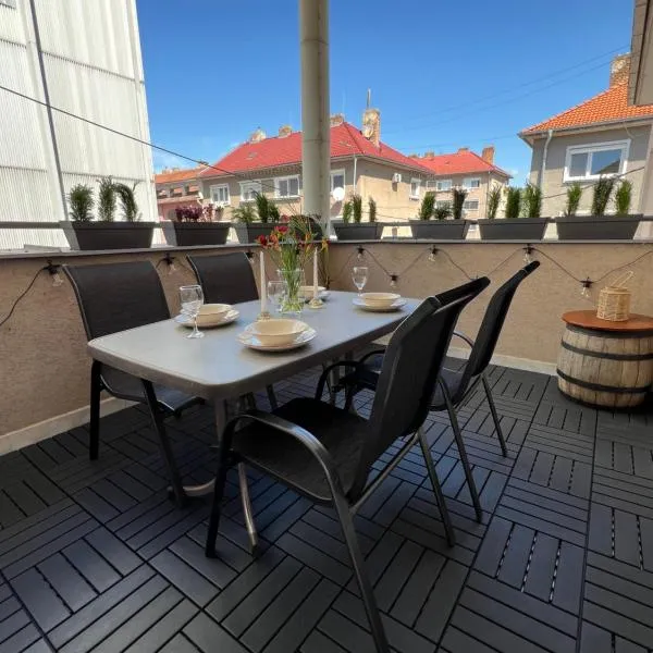 Central Terrace Apartment, hotel in Nové Zámky