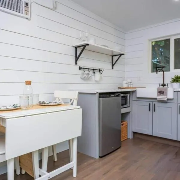 Private Escape! Tiny home style, hotel em Camas