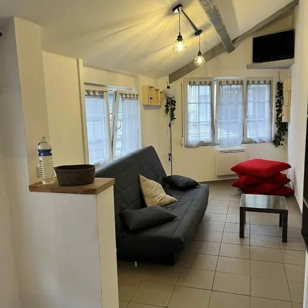 Studio meublé centre ville, hotel v destinaci Aulnoye-Aymeries