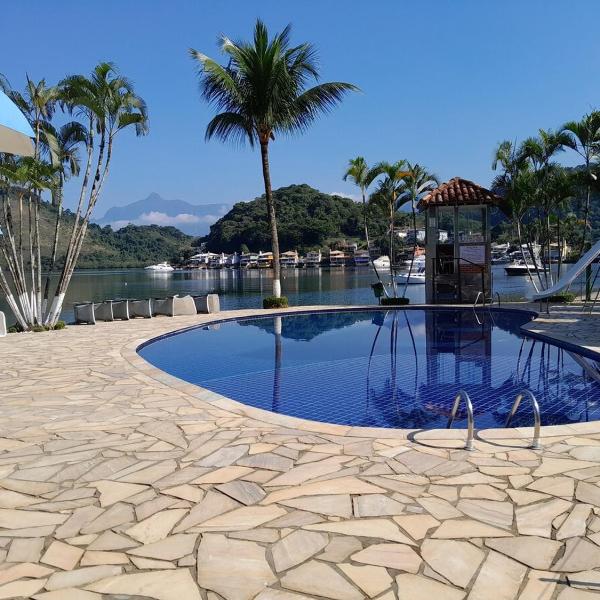 Casa em condomínio com praia particular