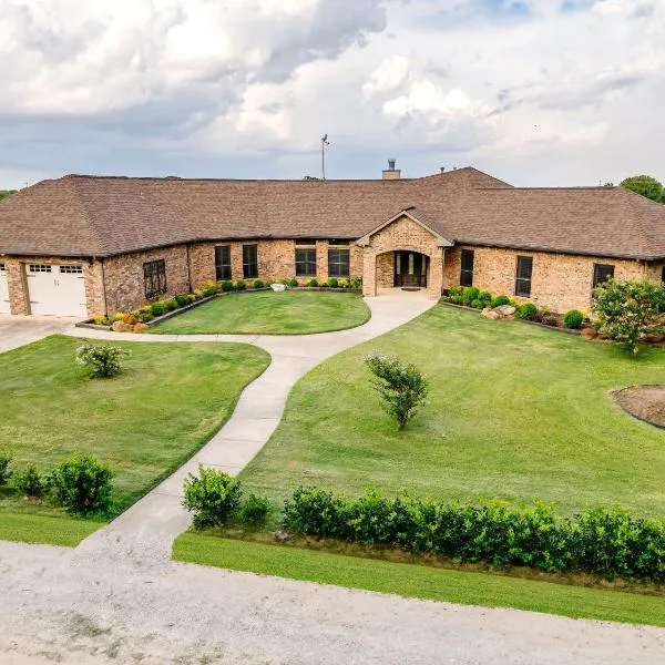 Newly Renovated Private Ranch Get-A-Way, hotel in Pilot Point