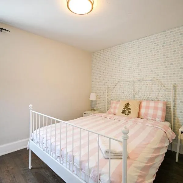 Bright and Quiet Bedroom near Subway, Koreatown and UofT, hotel v Torontu