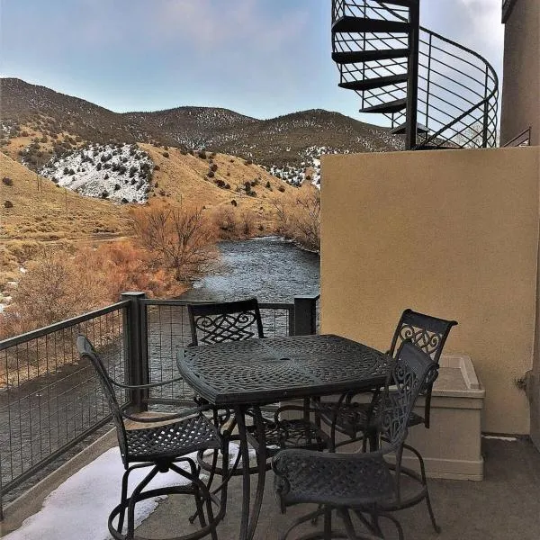 Riverfront Condo With Balcony, King Bed Str#267, hotel in Salida