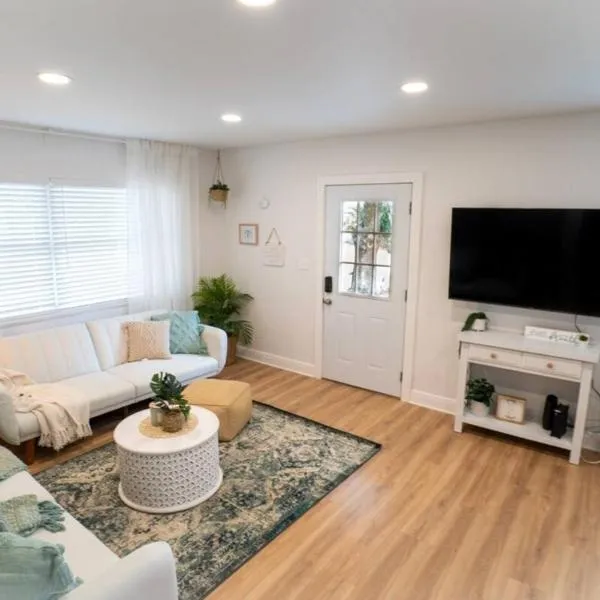 Stylish Home Near Ybor City Dt And Channel, hotel in Tampa