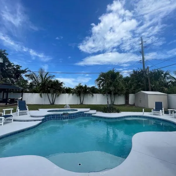 Heated Pool, Hot Tub 4br3ba, Pool Table, ξενοδοχείο σε Indian Harbour Beach