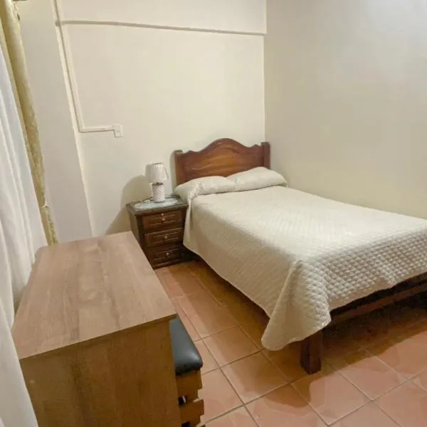 Habitación con baño privado, hotelli kohteessa Quito
