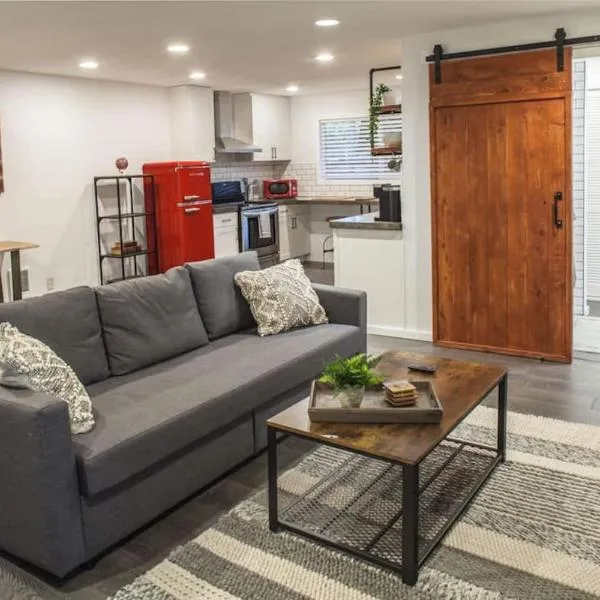Relax & Enjoy This Spacious Gem In Easy Location, hotel in Vancouver